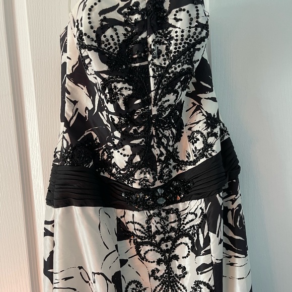 Strapless Caché formal dress - Picture 2 of 8